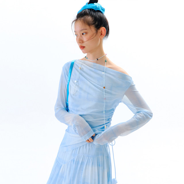 Original design with ears uare, dream ripples, blue dyed printed collar, off-shoulder T-shirt skirt suit