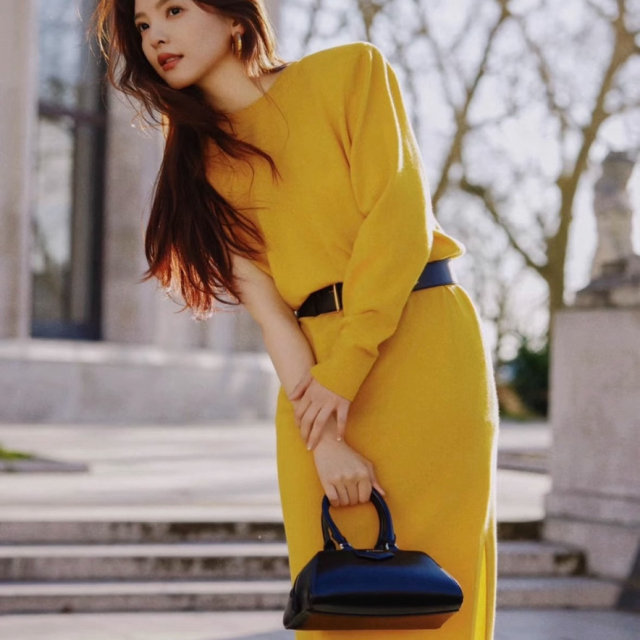Unable to coax Zhang Ruonan Wen Yifan's French retro temperament waist-hugging and slimming one-shoulder yellow knitted dress for women

