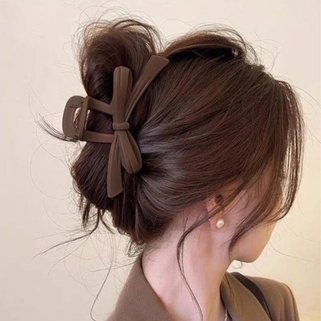
Retro frosted bow tie clip for women with high-end hairdos on the back of the head, shark clip, simple temperament and versatile hair accessory