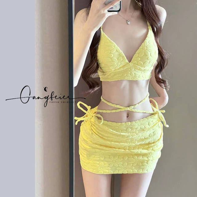 Skirt -style Bikini Swimsuit Female Three -piece Set 2024 New Yellow Hanging Near White Sexy Beach Resort Swimsuit
