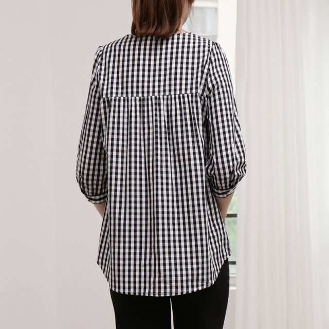 Retro black and white plaid shirt female medium long V -neck seven -point sleeve lantern sleeve sleeve sleeve jacket loose large size early autumn
