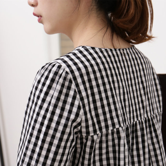 Retro black and white plaid shirt female medium long V -neck seven -point sleeve lantern sleeve sleeve sleeve jacket loose large size early autumn
