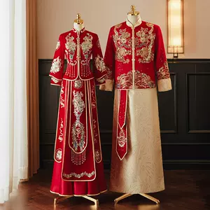 中国式の新郎の結婚式の礼服の赤と黒の唐の服の親戚を迎えます。-
