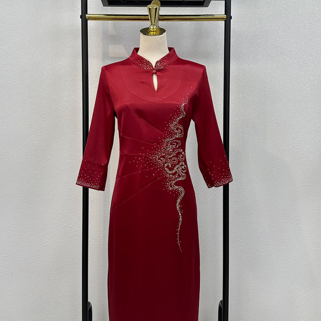 Xi's mother-in-law dress May Day wedding mother dress new Chinese cheongsam wedding banquet high-end acetic acid satin burgundy wedding dress
