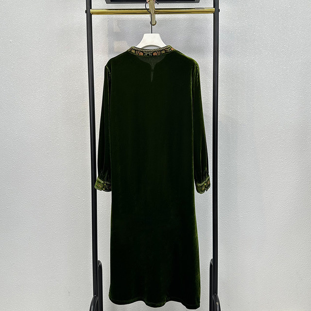 Velvet dress Mom 2025 spring new women's clothing high-end middle-aged embroidery noble and improved cheongsam skirt women's clothing
