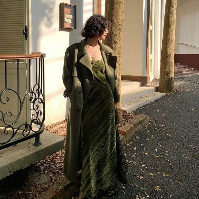 2025 autumn and winter new large-size women's clothing retro Hong Kong style velvet suspender high-end temperament slim fit dress