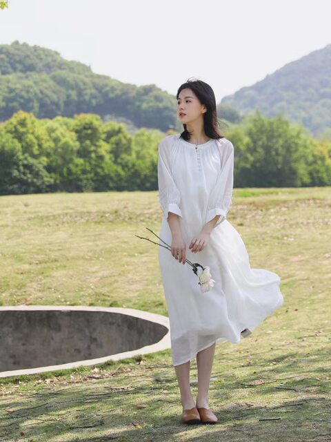 Literary retro white women's mid -length skirt new model seven -point sleeve pure color ramie crushing pleated loose large dressing dress