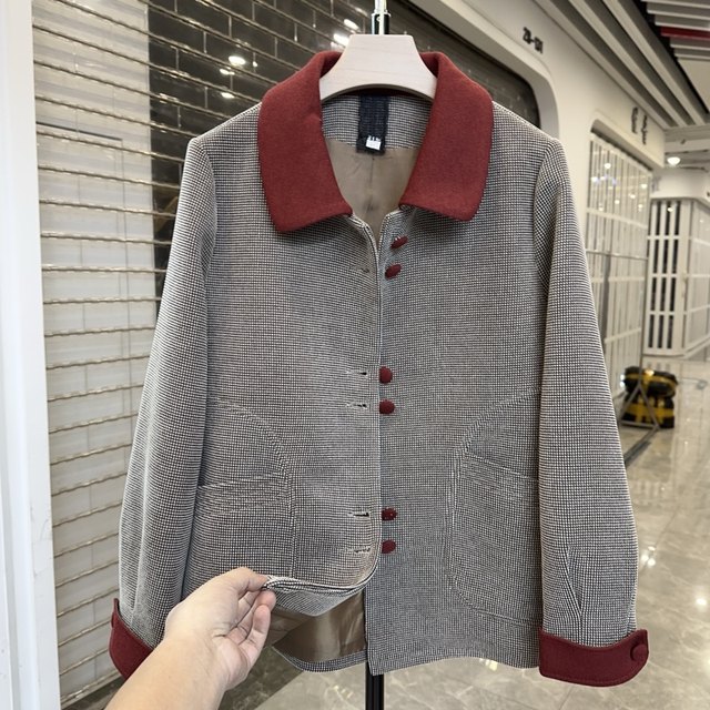 Fashionable mother's lapel small fragrance style 2025 autumn and winter short jacket age-reducing style contrasting color loose middle-aged and elderly tops