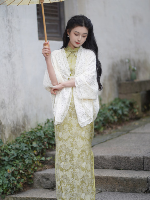 Knitted shawl with cheongsam outside 2025 new retro Republican style literary girl short cardigan jacket