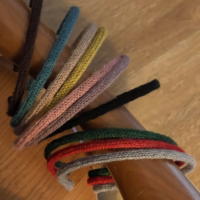 Very plain and stylish. The narrow version is very Korean. Gentle woolen hairband. Simple four-season thin headband hairpin for women.