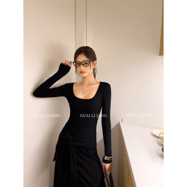 Spring and summer knitted dress for women, sexy long sleeves, waist-hugging temperament, inner straps, U-neck base, hip-packing long skirt