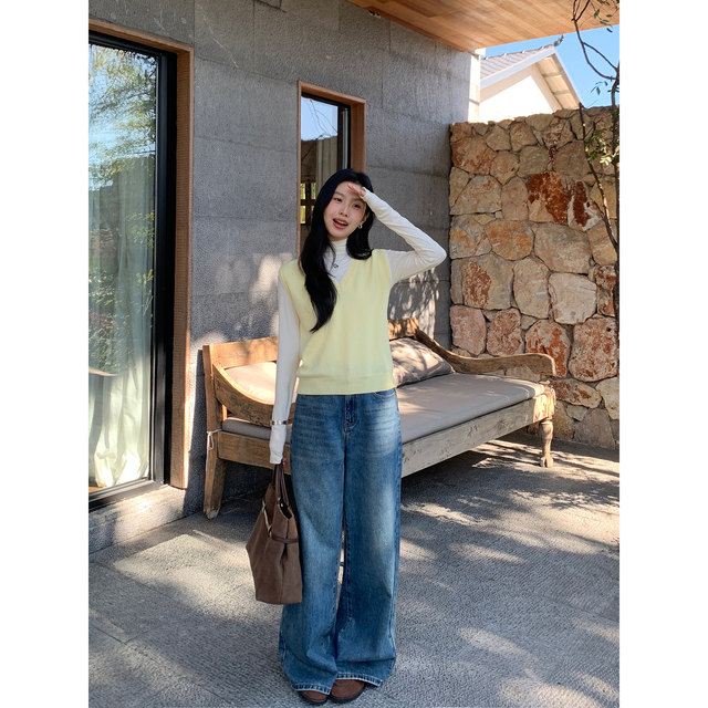 MULVAN Marshmallow Vest Contrast color fake two-piece v-neck knitted vest women's sleeveless vest layered top
