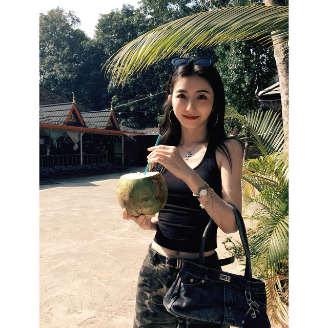 MULVAN is easy to wear, white suspender vest with chest pad for women, wearing summer slim I-shaped top
