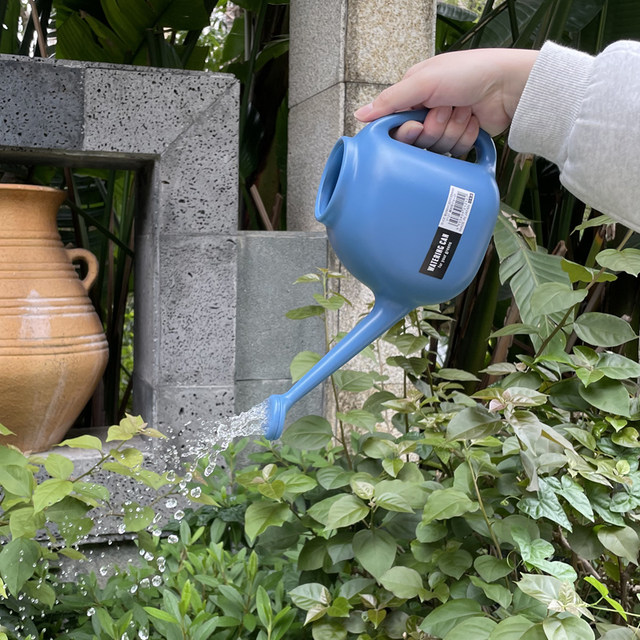 
Japanese imported garden watering kettle gardening watering kettle household watering kettle plastic shower medium long mouth watering kettle durable