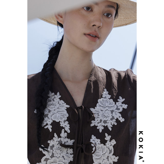 KOKIA spot hazy and skinny cross yarn hand sewing lace flower flared sleeve streamer V-neck shirt