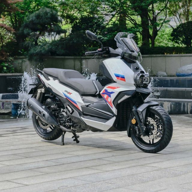 Modiwei 350X large pedal fuel motorcycle water-cooled long-distance bus cruiser dazzling version