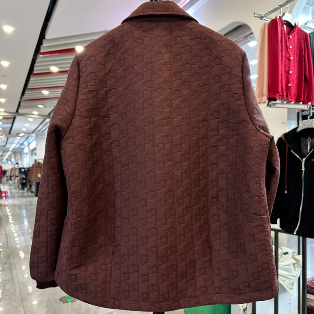 Broken codes and leaks. Mom's lapel diamond short jacket. Spring new style. Western-style jacket. Cardigan for middle-aged and elderly people.