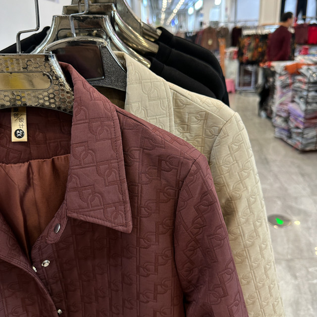 Broken codes and leaks. Mom's lapel diamond short jacket. Spring new style. Western-style jacket. Cardigan for middle-aged and elderly people.