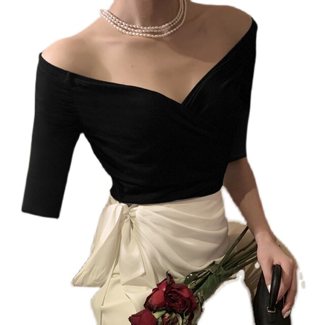 Black cross-shoulder V-neck T-shirt for women in summer mid-sleeved one-shoulder slim base shirt one-sleeved one-sleeved sexy collarbone
