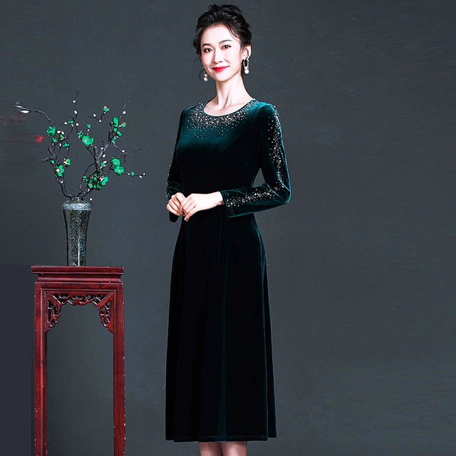 Fashionable diamond-set middle-aged women's dress in spring and autumn slimming medium-length large-size temperamental mother-wearing gold velvet skirt
