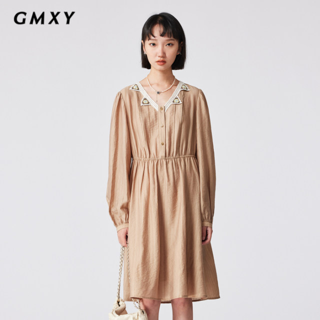 Gumu Xiyang fashionable loose knitted V-neck design dress women's autumn simple waist-reducing mid-length skirt