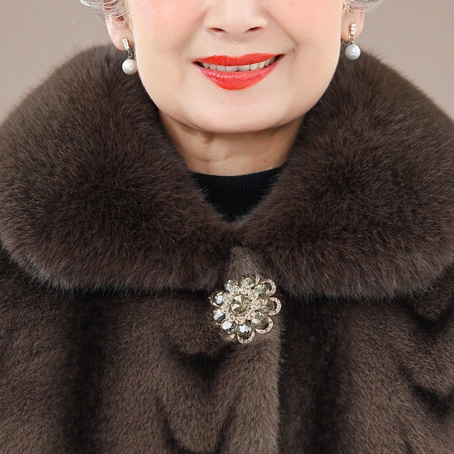 Middle -aged and elderly people in winter female grandmother pretend to be fur coat mothers, mink velvet coats, thick wife high -end cotton jacket
