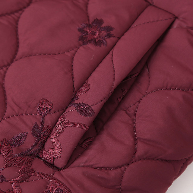 Middle -aged and elderly people in winter, grandma with velvet thickened cotton clothes, old lady new cotton jacket mothers, warm cotton clothes
