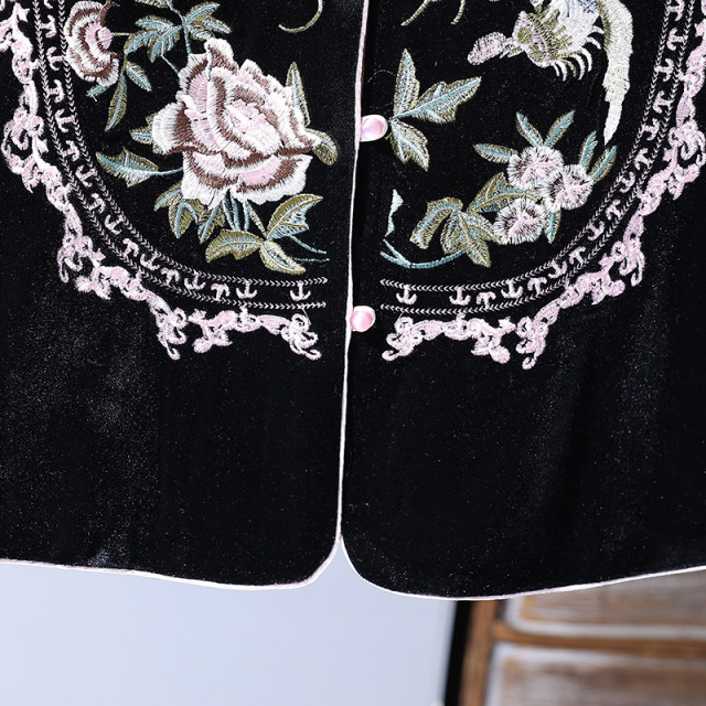 New Chinese style velvet and cotton vest jacket for women 2025 autumn and winter new national trend heavy industry embroidered stand collar top
