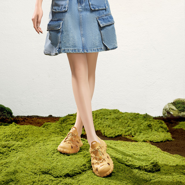 Camel sneakers 2025 spring and summer new versatile hole shoes for women thick sole heightened outdoor beach shoes casual sandals