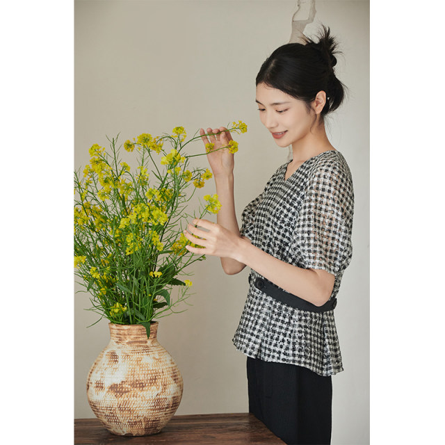 Light autumn retro v-neck black and white plaid short-sleeved top loose rag-shoulder T-shirt for women 2024 new style 4B41510