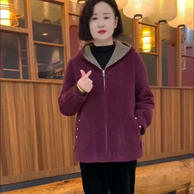 Mom's new autumn and winter high-end woolen jacket, thickened and stylish, middle-aged and elderly women's winter fashionable woolen warm tops