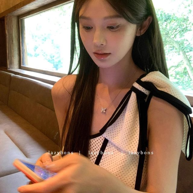 Hot girl's slanted shoulder string bow design short top for women summer light luxury daughter sexy and exquisite high-end short-sleeved