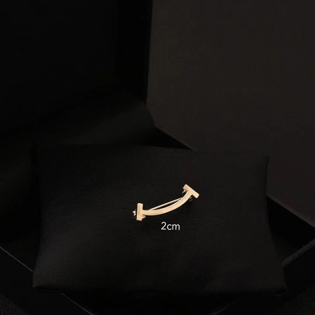 Cute Japanese simple smiling face brooch for women, high-end temperament, fixed collar, anti-exposure buckle, small pin accessories