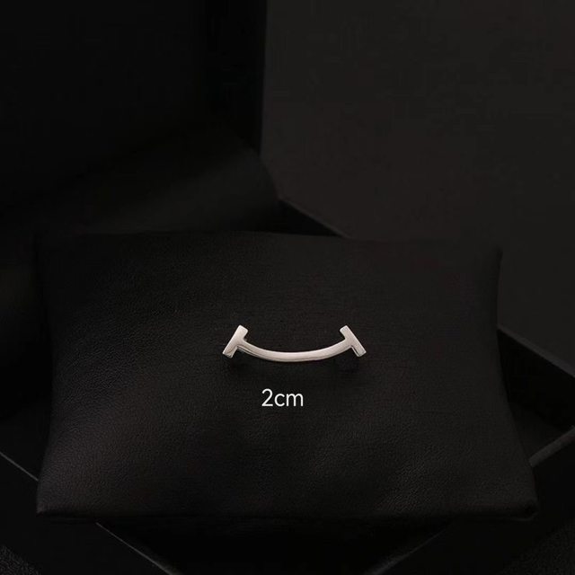 Cute Japanese simple smiling face brooch for women, high-end temperament, fixed collar, anti-exposure buckle, small pin accessories