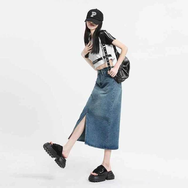 
Retro slit denim skirt for women in 2024 new high-waisted slim summer A-line skirt hip-covered midi skirt