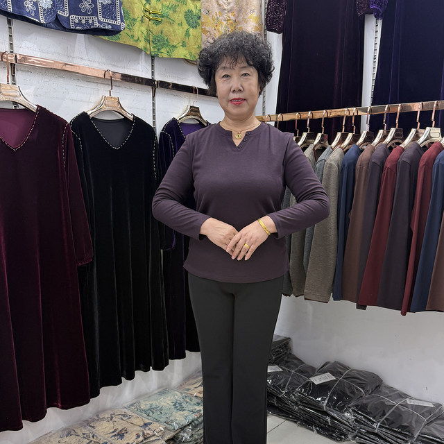 
Middle-aged mothers' autumn new V-neck long-sleeved T-shirt for women 40-50 years old solid color inner bottoming shirt black to make them look thin