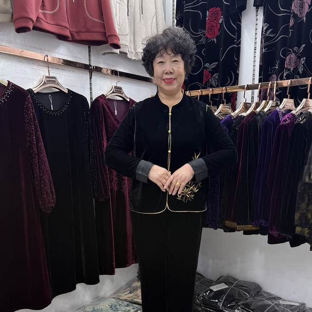 
Middle-aged and elderly autumn and winter new Chinese style embroidered vest vest jacket velvet mother fashion two-piece set