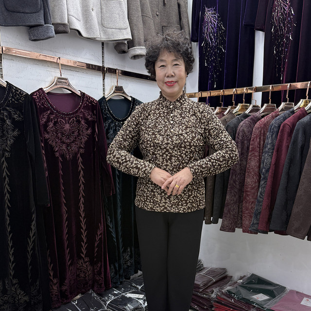 
Middle-aged and elderly winter stand-up collar lace velvet bottoming shirt for small women 2025 warm and versatile long-sleeved T-shirt