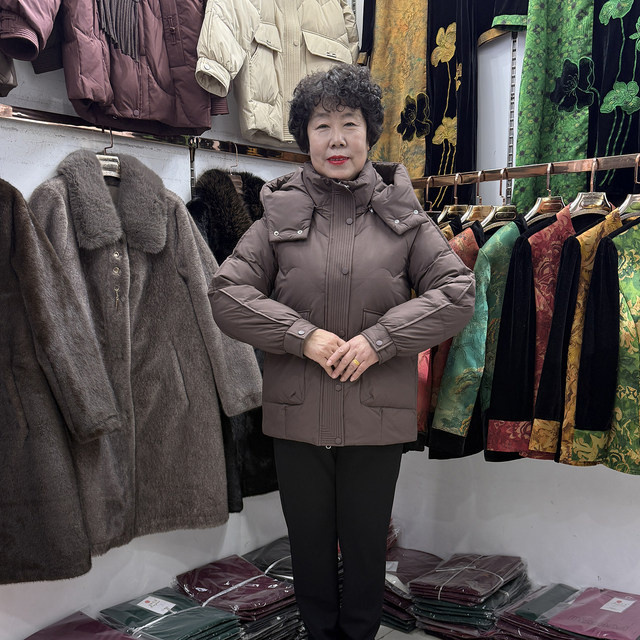 
Middle-aged mother's winter hooded down jacket for small women 40-50 years old cold-proof bread coat thick and warm