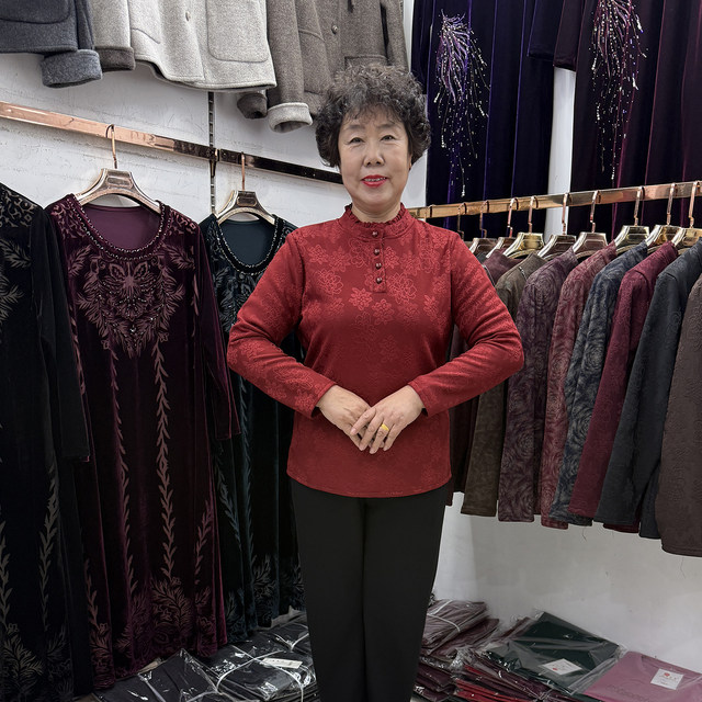 Young mothers are all-matched in autumn and winter warm plus velvet shirt for women solid color jacquard rose 40 years old 50 base shirt with coat