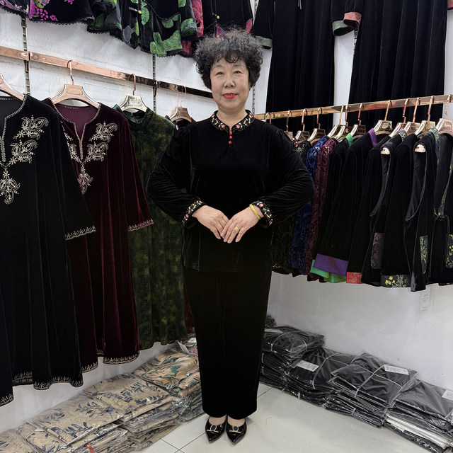 
Middle-aged mother autumn and winter Chinese style velvet embroidered long-sleeved base shirt 2025 stand collar fashionable grandma casual two-piece set