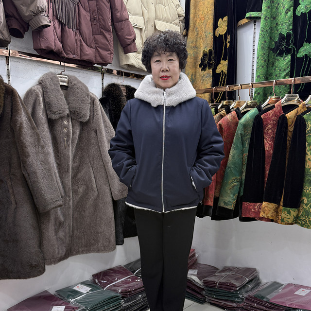 
Mom's winter hooded windbreaker jacket women's short mink velvet warm grandma jacket