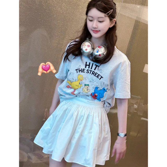 Zhao Lusi, the same light gray round neck bears cartoon pattern T -shirt, loose short sleeve shirt white puff white skirt
