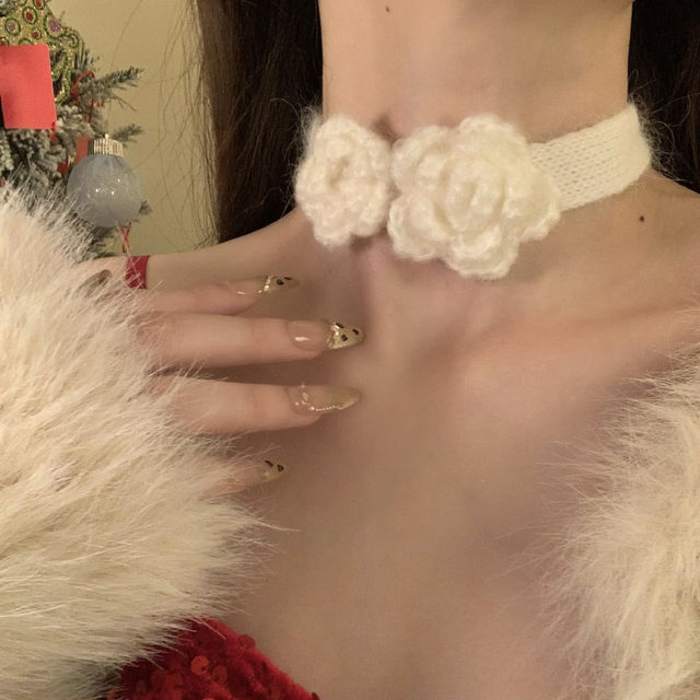 
HEY TAO Autumn and Winter Christmas White Wool Flower Plush Choker Pure Desire Atmosphere Necklace Necklace for Women