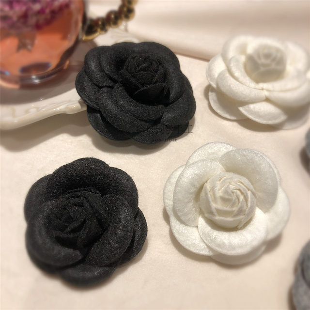 Korean version of handmade camellia small fragrance style corsage brooch black white gray flowers medieval pin suit sweater accessories trend
