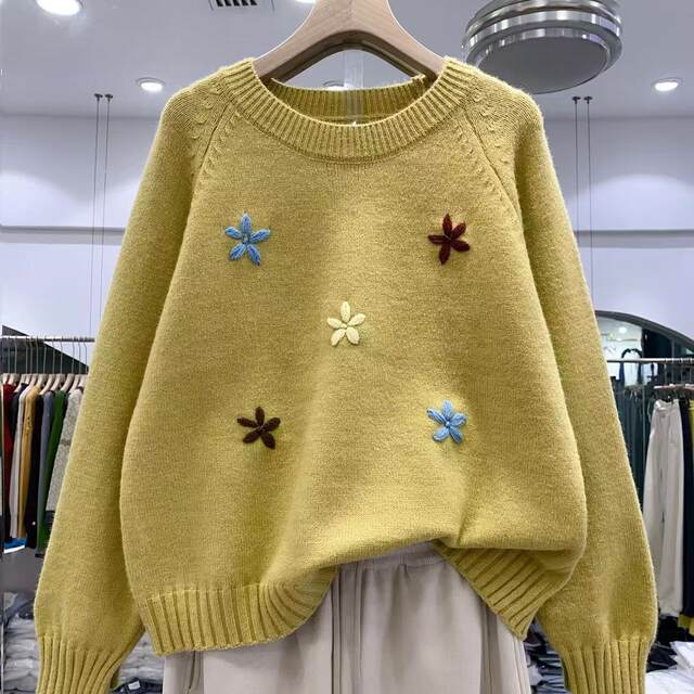 20609 winter round neck heavy industry embroidered flower round neck sweater Korean style sweater soft glutinous pullover top