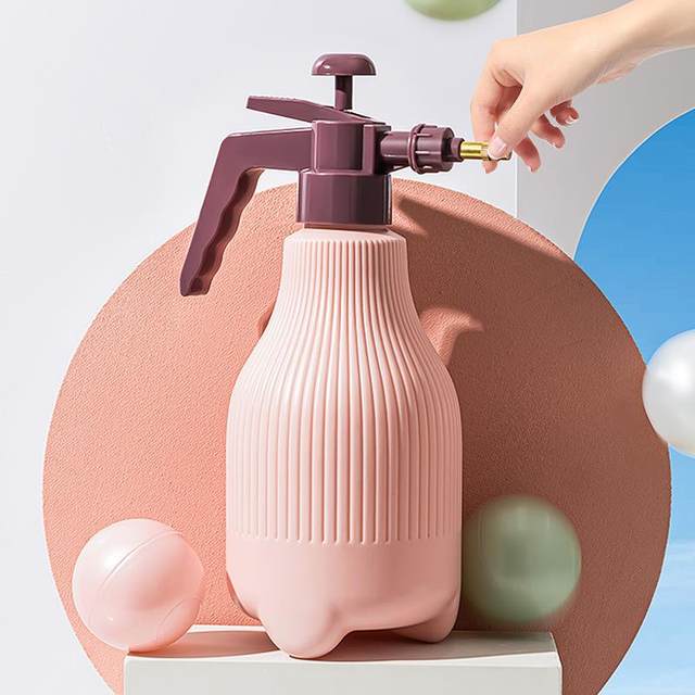 Nordic contrasting watering plastic watering can Home gardening air pressure watering sprayer Sprayer Flower watering watering can
