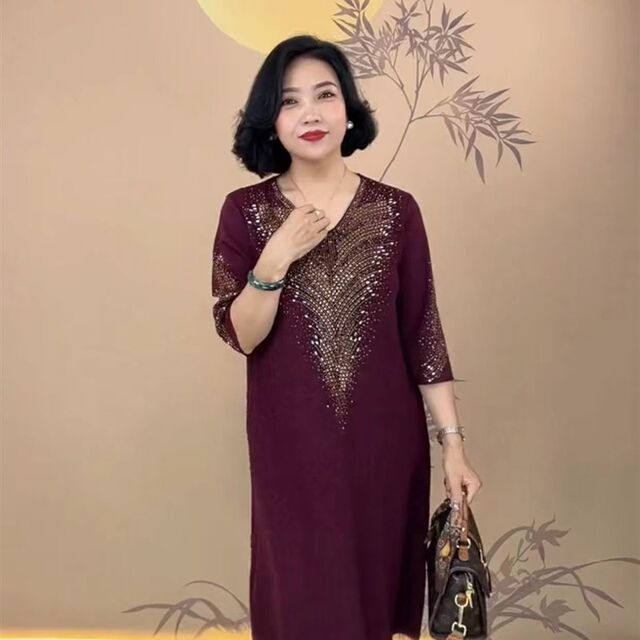 Autumn and winter high-end mother's wear V-neck knitted dress loose belly-covering large size mid-length sweater dress with three-quarter sleeves