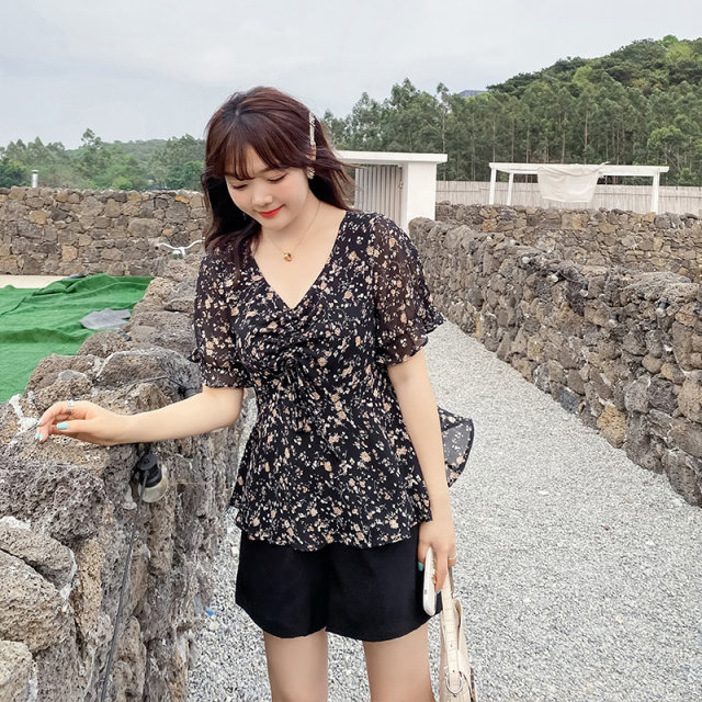 Large size fat sister top female 2023 summer new short -sleeved waist covering flesh, thin and lean mm broken flower chiffon shirt