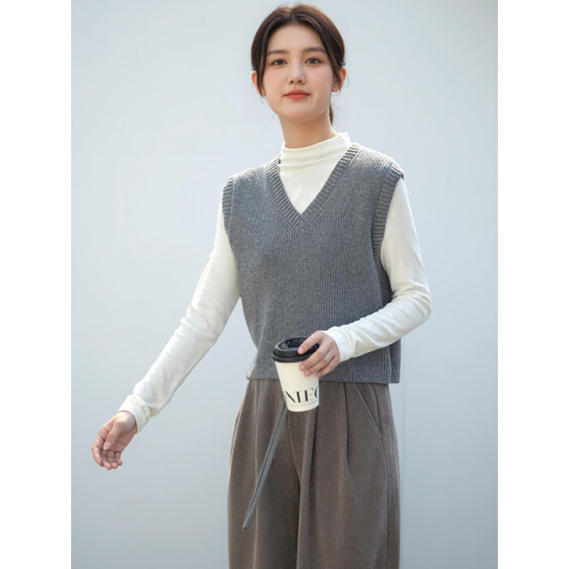 Lingxiu College style gray knitted vest winter popular style 2024 new V -neck loose wild sweater female
